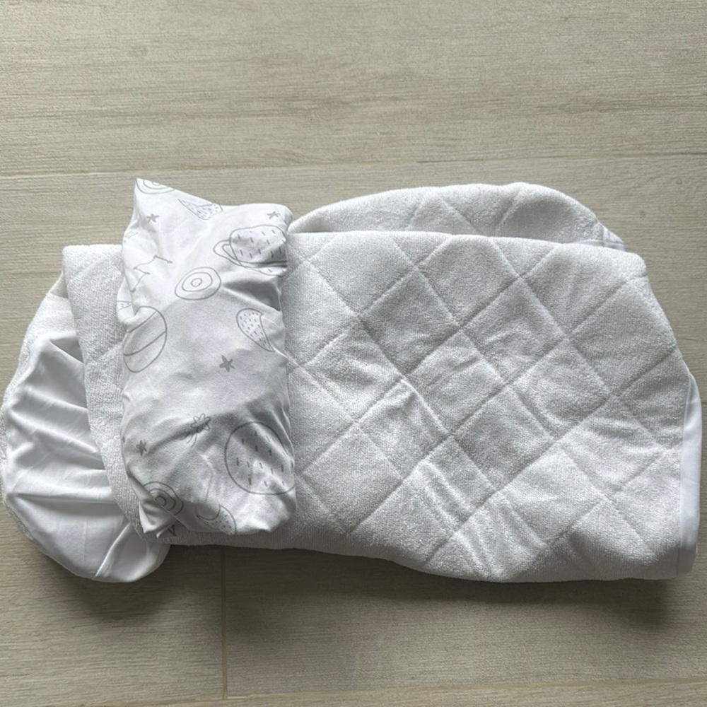 NESTIG CRIB size - White Quilted Bedding Set (fitted sheet and waterproof sheet)